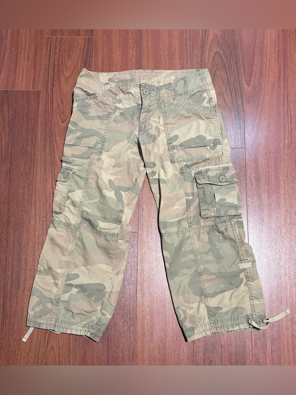 Vintage Hollister Y2K Camo Cropped Cargo Pants Size Medium Embroidered Logo